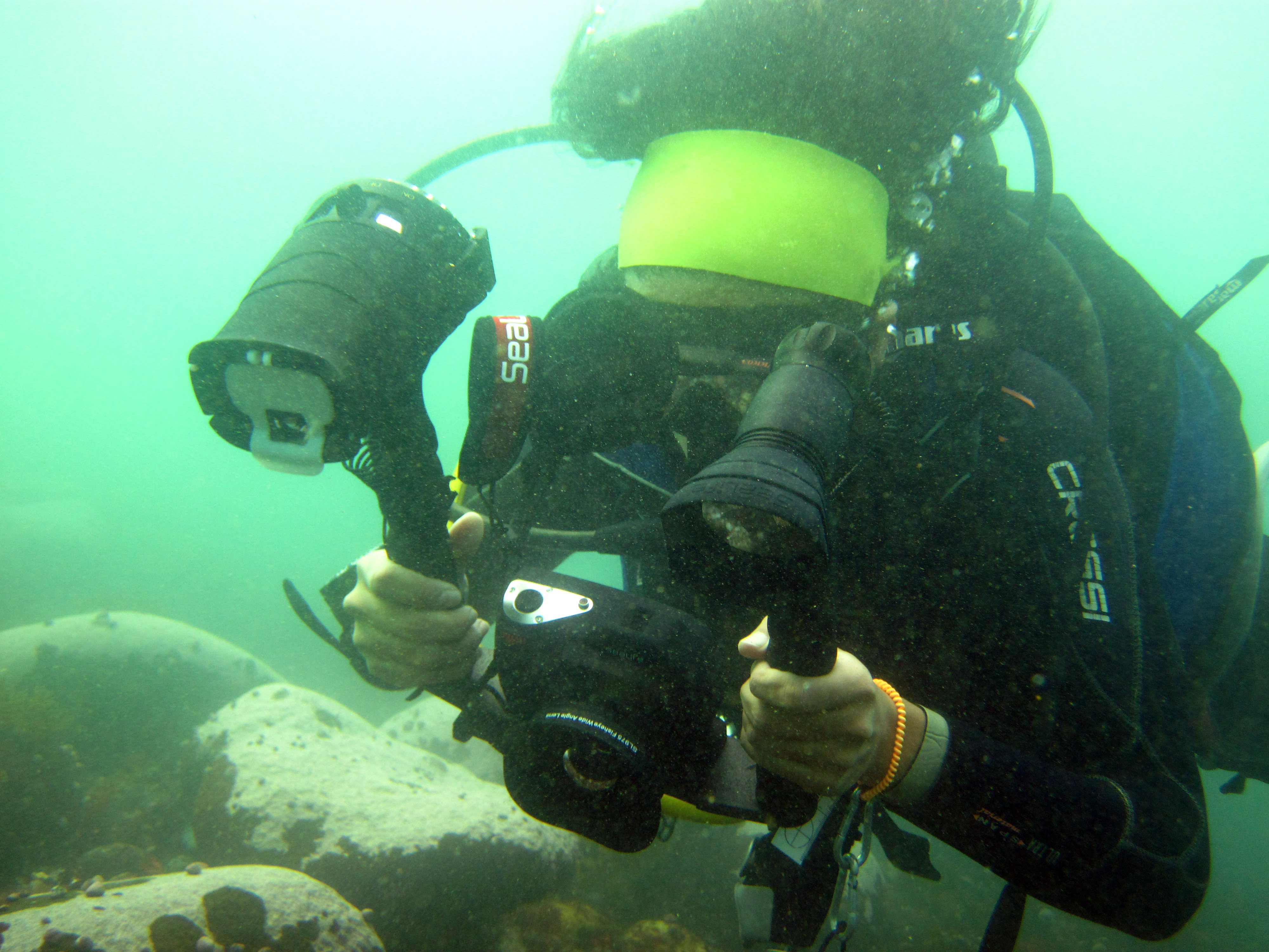 registro subacuático de un fragmento de cerámica en el fondo marino