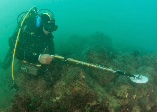 Prospección subacuática con detector de metales