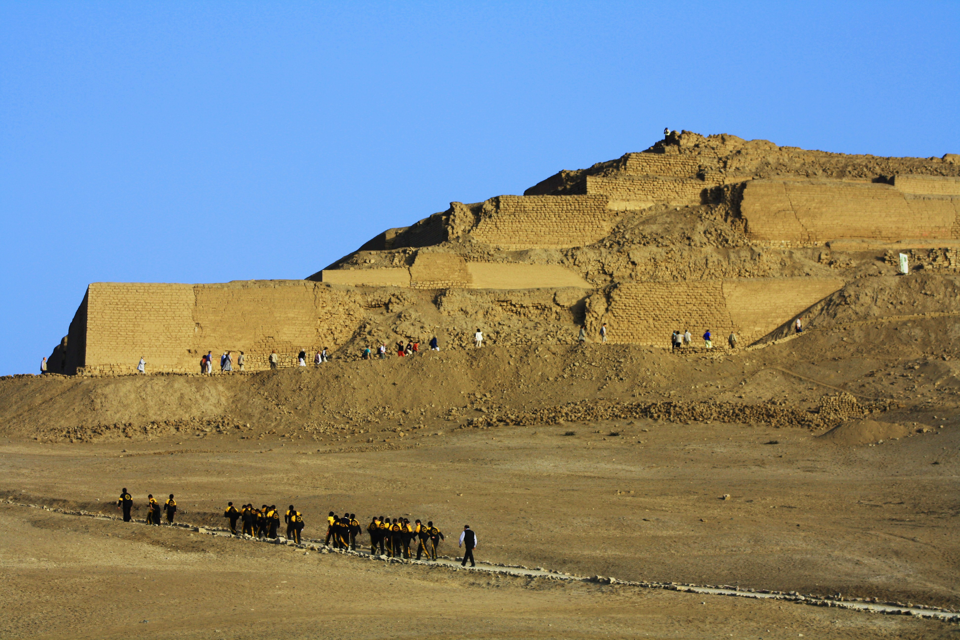 Vista de Norte a Sur del Templo del Sol, se pueden observar a escolares y turistas realizando el recorrido
