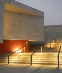 Museo iluminado de noche