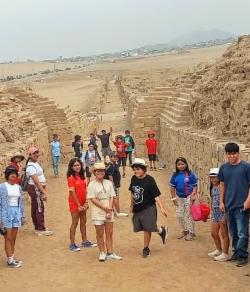 Visita de los niños por la calle norte sur 