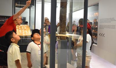Niños de la comunidad en Proyecto Pachacamac Descubriendo mi Museo, observando el ídolo dentro del museo