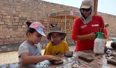 niños trabajando con barro