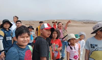 niños mirando el santuario