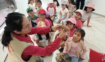 niños visitando el museo
