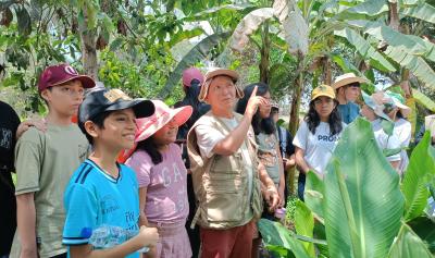niños visitando la intichacra