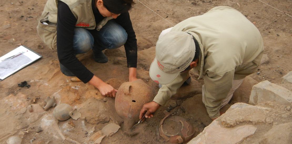 Excavación y recuperación de un aríbalo de estilo inca provincial