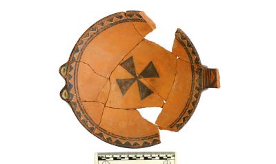 Plato inca con diseños geométricos